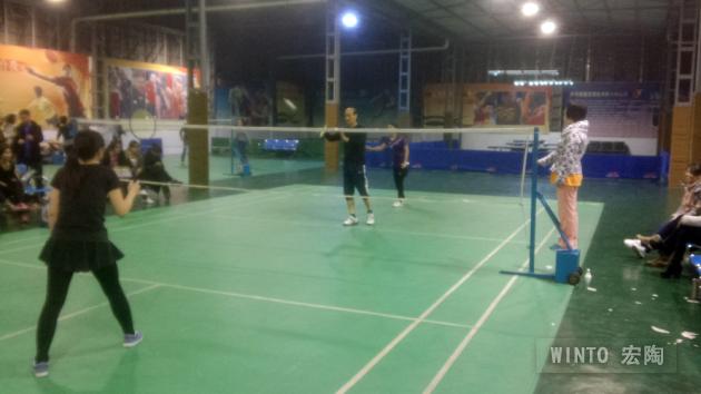 男女羽毛球混打中，，，，，，企业副总欧家瑞亲自角逐，，，，，，正在开球-瓷砖一线品牌hjc888黄金城陶瓷