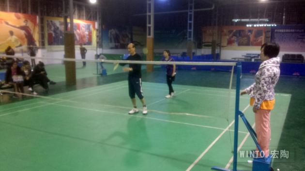 图2、前为企业副总欧家瑞，，，，，，后为平面部设计师卢婉贞-瓷砖一线品牌hjc888黄金城陶瓷