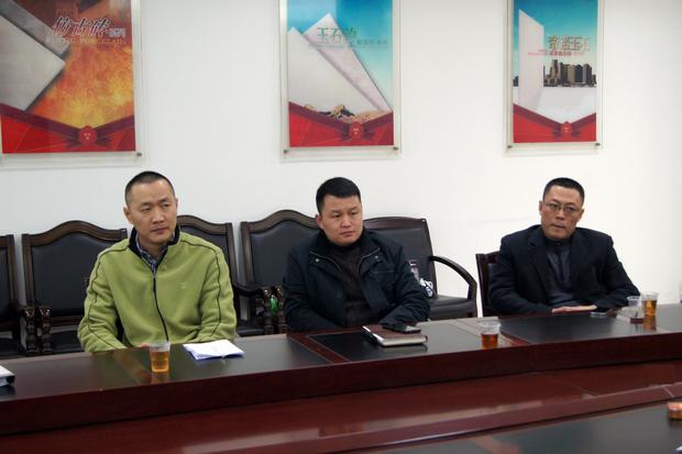 图4、hjc888黄金城釉面砖销售副总王虎明(左一)、hjc888黄金城仿古砖销售副总曹坚贞（中）、hjc888黄金城抛光砖销售副总张彦（右一）审评会上