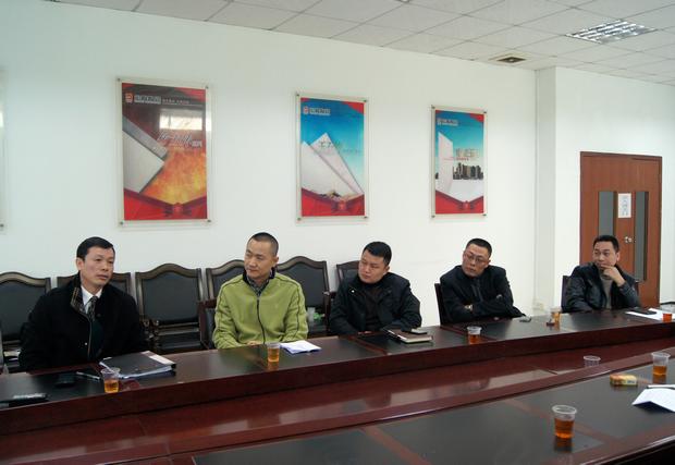 图7、hjc888黄金城市场总监霍达炎（左一）先容专卖店参评情形