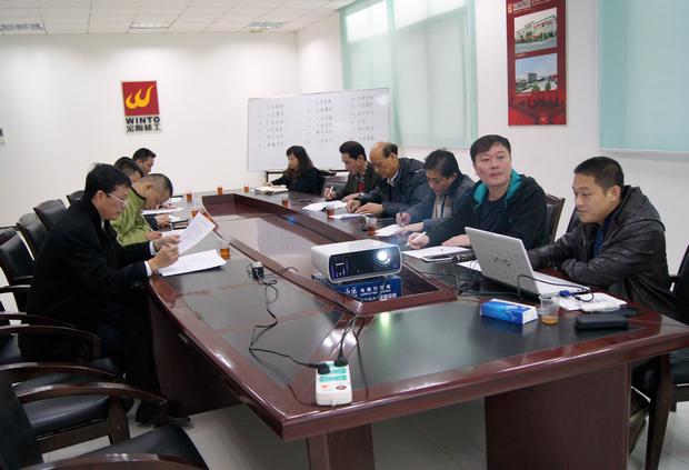 图9、评选现场，，，，，，，，图为评委在认真审评情景