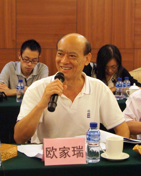 图3、企业副总欧家瑞脸露微笑，，，，衷心谢谢专家组及向导媒体对hjc888黄金城薄砖手艺的高度评价