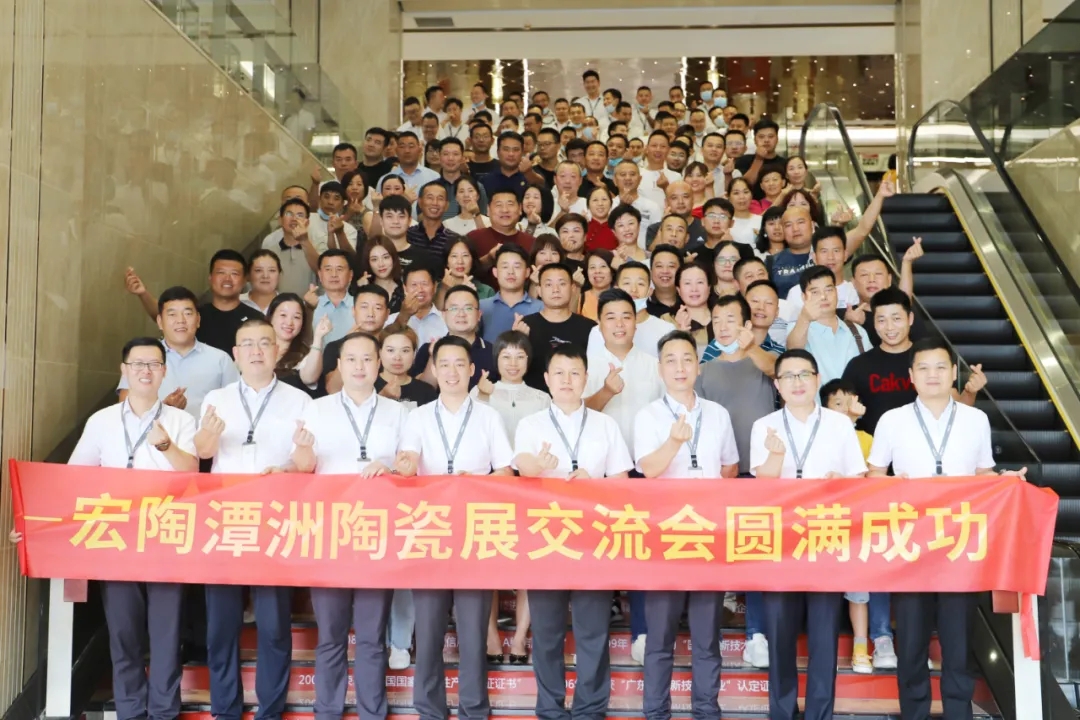 hjc888黄金城部分区域经销商司理合影