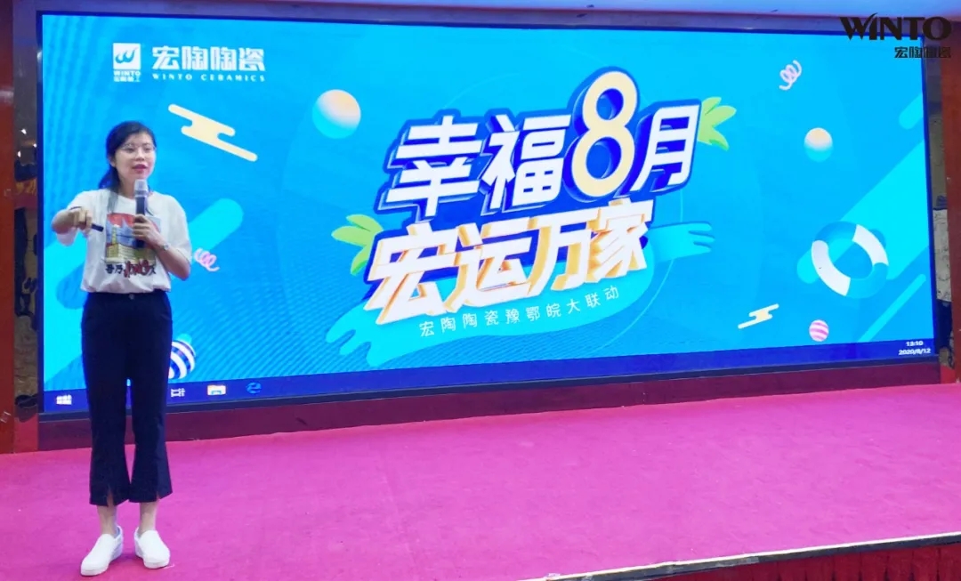 hjc888黄金城市场培训讲师李瑛现场授课