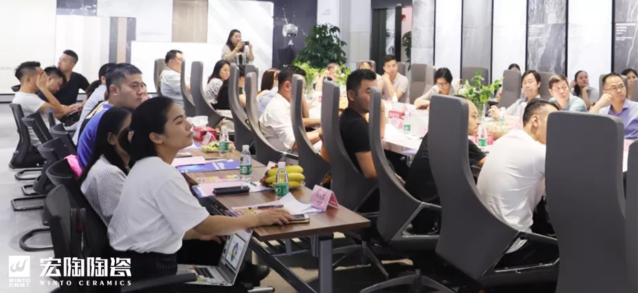 hjc888黄金城地砖与会职员交流图