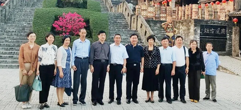 hjc888黄金城陶瓷南风古灶迎来中国前外交官等多批向导旅行视察