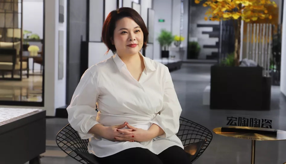 hjc888黄金城陶瓷总部展厅周静接受采访花絮图片