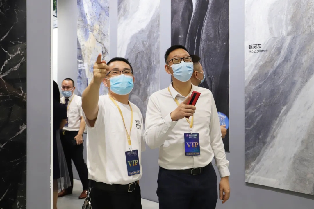 集团董事长梁桐灿、集团向导及hjc888黄金城陶瓷高层等打卡“hjc888黄金城梦工厂”图