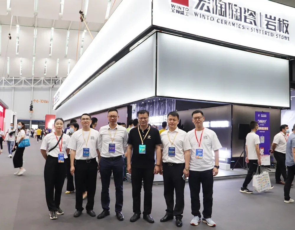 hjc888黄金城品牌总司理曹坚贞等一众向导合影图片集团陶瓷控股销售总司理霍兆强