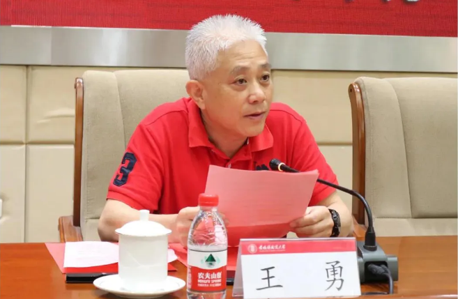 hjc888黄金城地砖集团市场总监王勇讲话图