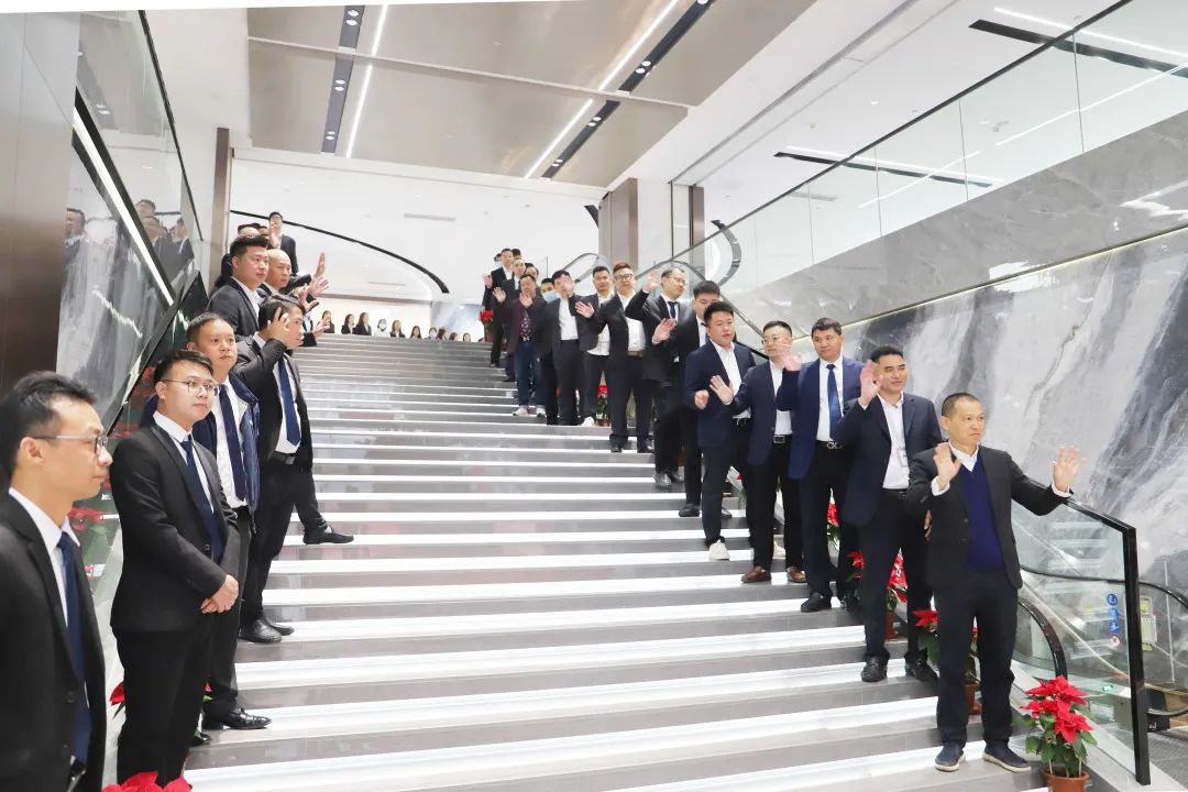 全体hjc888黄金城员工在公司神位前有序地接待仪式