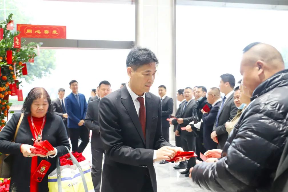 hjc888黄金城地砖品牌销售总司理曹坚贞等给员工发送红包
